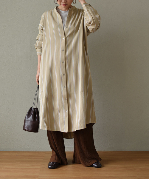 LHELBIE(レルビエ)の「バックタックストライプロングシャツワンピース(ワンピース・レディース・ベージュ/ネイビー/ブラウン・M)」の2枚目の写真