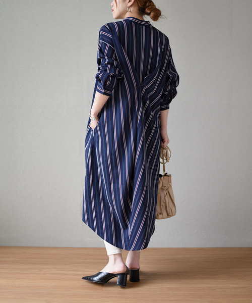 LHELBIE(レルビエ)の「バックタックストライプロングシャツワンピース(ワンピース・レディース・ベージュ/ネイビー/ブラウン・M)」の3枚目の写真