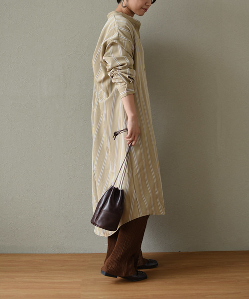 LHELBIE(レルビエ)の「バックタックストライプロングシャツワンピース(ワンピース・レディース・ベージュ/ネイビー/ブラウン・M)」の5枚目の写真