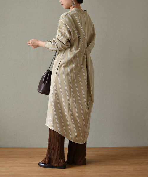 LHELBIE(レルビエ)の「バックタックストライプロングシャツワンピース(ワンピース・レディース・ベージュ/ネイビー/ブラウン・M)」の6枚目の写真