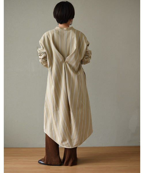 LHELBIE(レルビエ)の「バックタックストライプロングシャツワンピース(ワンピース・レディース・ベージュ/ネイビー/ブラウン・M)」の7枚目の写真