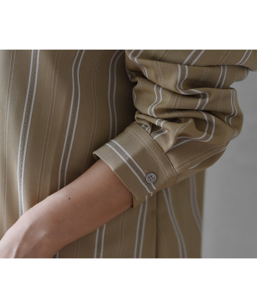 LHELBIE(レルビエ)の「バックタックストライプロングシャツワンピース(ワンピース・レディース・ベージュ/ネイビー/ブラウン・M)」の9枚目の写真