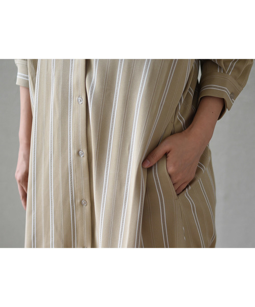 LHELBIE(レルビエ)の「バックタックストライプロングシャツワンピース(ワンピース・レディース・ベージュ/ネイビー/ブラウン・M)」の10枚目の写真