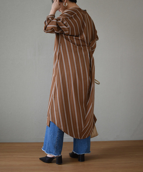 LHELBIE(レルビエ)の「バックタックストライプロングシャツワンピース(ワンピース・レディース・ベージュ/ネイビー/ブラウン・M)」の13枚目の写真