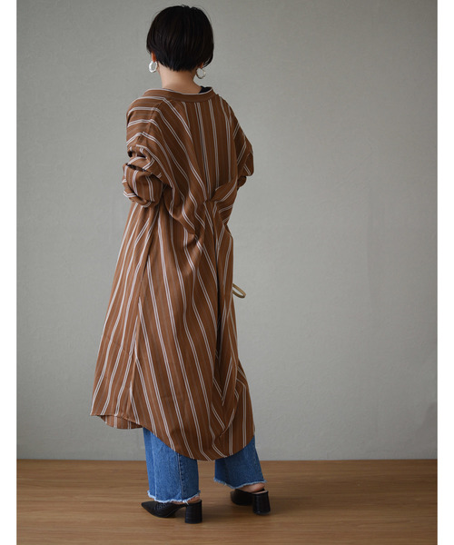 LHELBIE(レルビエ)の「バックタックストライプロングシャツワンピース(ワンピース・レディース・ベージュ/ネイビー/ブラウン・M)」の14枚目の写真