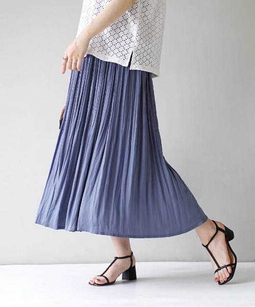 zootie（ズーティー）の「ヴィンテージサテン 消しプリーツ フレアロングスカート（スカート・レディース・ブラック/ピンク/アイボリー/グレー系その他/ブルーグリーン/ライトグレー/ピンク系その他/コーラル/ブルー系その他/チャコール/グレイッシュブルー・M）」の8枚目の写真