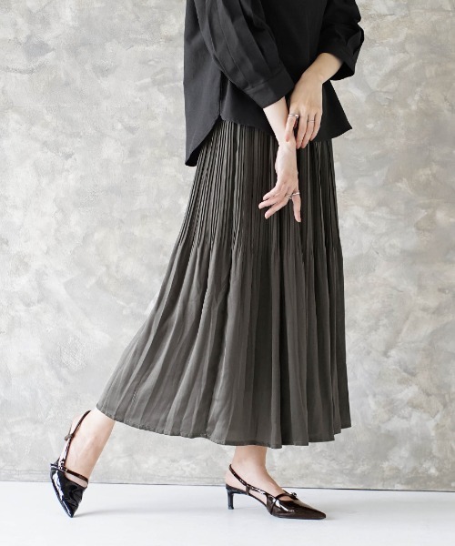 zootie（ズーティー）の「ヴィンテージサテン 消しプリーツ フレアロングスカート（スカート・レディース・ブラック/ピンク/アイボリー/グレー系その他/ブルーグリーン/ライトグレー/ピンク系その他/コーラル/ブルー系その他/チャコール/グレイッシュブルー・M）」の5枚目の写真