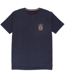 TOMMY HILFIGER（トミーヒルフィガー）の「TOMMY HILFIGER メンズ HENLEY SS TEE CREST ヘンリーTシャツ 5330-1786（ルームウェア/パジャマ・メンズ）」