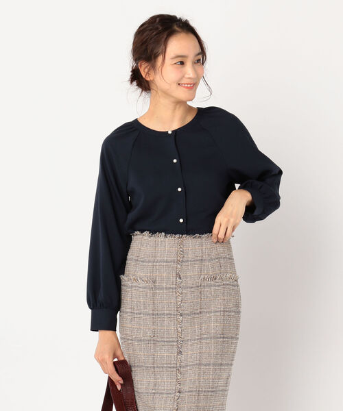 NOLLEY’S(ノーリーズ)の「ジョーゼット両前パール釦ブラウス(シャツ/ブラウス・レディース・ベージュ/サックスブルー/キナリ/カーキ/ネイビー・38/36)」の7枚目の写真