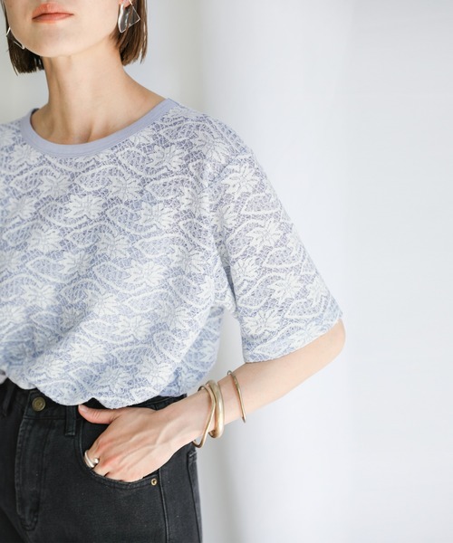 select MOCA(セレクトモカ)の「2021 SS アンティーク花柄ジャガードトップス(Tシャツ/カットソー・レディース・サックスブルー/ライトグリーン/ライトベージュ・FREE)」の1枚目の写真
