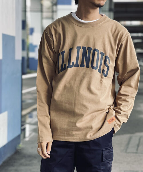 UNIVERSAL OVERALL（ユニバーサルオーバーオール）の「【UNIVERSAL OVERALL/ユニバーサル オーバーオール】別注 ビッグシルエット カレッジロゴ ロンT（Tシャツ/カットソー・メンズ・グリーン/チャコールグレー/キャメル/ホワイト・LARGE/X-LARGE/MEDIUM）」の4枚目の写真