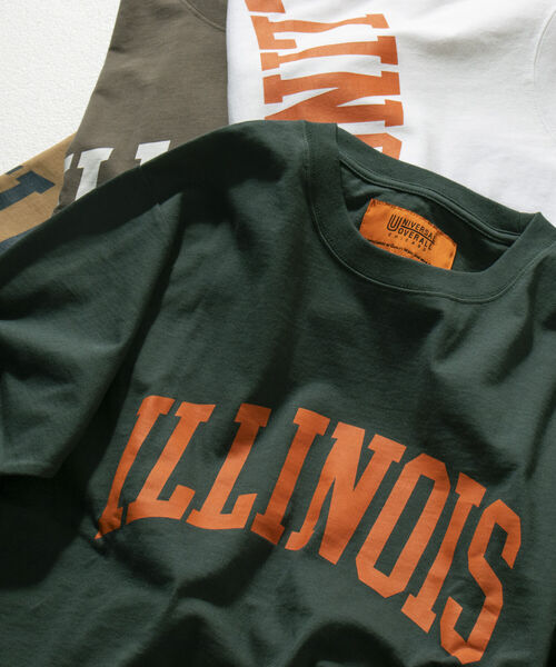UNIVERSAL OVERALL（ユニバーサルオーバーオール）の「【UNIVERSAL OVERALL/ユニバーサル オーバーオール】別注 ビッグシルエット カレッジロゴ ロンT（Tシャツ/カットソー・メンズ・グリーン/チャコールグレー/キャメル/ホワイト・LARGE/X-LARGE/MEDIUM）」の3枚目の写真