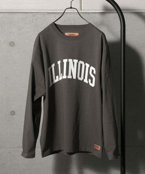 UNIVERSAL OVERALL（ユニバーサルオーバーオール）の「【UNIVERSAL OVERALL/ユニバーサル オーバーオール】別注 ビッグシルエット カレッジロゴ ロンT（Tシャツ/カットソー・メンズ・グリーン/チャコールグレー/キャメル/ホワイト・LARGE/X-LARGE/MEDIUM）」の8枚目の写真