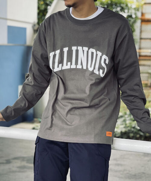 UNIVERSAL OVERALL（ユニバーサルオーバーオール）の「【UNIVERSAL OVERALL/ユニバーサル オーバーオール】別注 ビッグシルエット カレッジロゴ ロンT（Tシャツ/カットソー・メンズ・グリーン/チャコールグレー/キャメル/ホワイト・LARGE/X-LARGE/MEDIUM）」の9枚目の写真