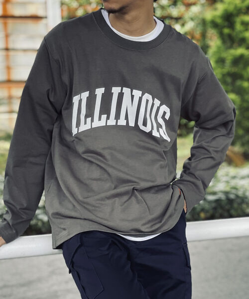 UNIVERSAL OVERALL（ユニバーサルオーバーオール）の「【UNIVERSAL OVERALL/ユニバーサル オーバーオール】別注 ビッグシルエット カレッジロゴ ロンT（Tシャツ/カットソー・メンズ・グリーン/チャコールグレー/キャメル/ホワイト・LARGE/X-LARGE/MEDIUM）」の10枚目の写真