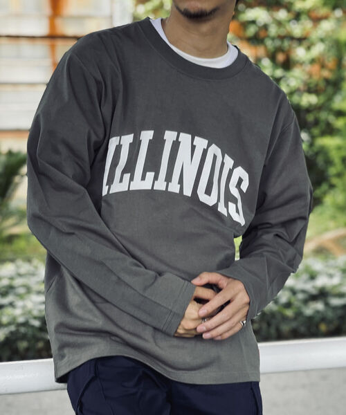 UNIVERSAL OVERALL（ユニバーサルオーバーオール）の「【UNIVERSAL OVERALL/ユニバーサル オーバーオール】別注 ビッグシルエット カレッジロゴ ロンT（Tシャツ/カットソー・メンズ・グリーン/チャコールグレー/キャメル/ホワイト・LARGE/X-LARGE/MEDIUM）」の12枚目の写真