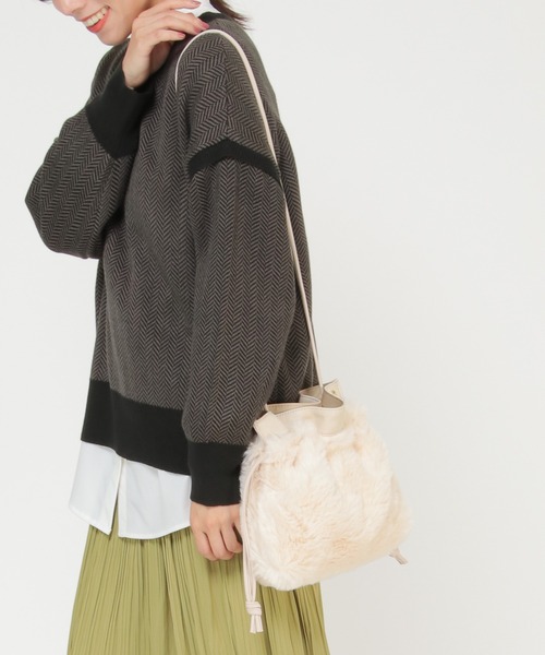 ikka（イッカ）の「エコファー巾着ショルダーバッグ（ショルダーバッグ・レディース・オフホワイト/グレー/ベージュ・FREE）」の2枚目の写真