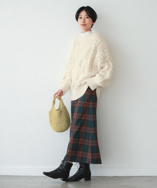 LEPSIM(レプシィム)の「3ゲージデザインケーブルプルオーバー 255030(ニット/セーター・レディース・オフホワイト/イエロー/モカ・FREE)」の19枚目の写真