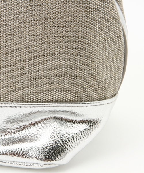 Ray BEAMS（レイビームス）の「Lara & Heart / メタリック 2WAY ショルダーバッグ（ショルダーバッグ・レディース・ブラック/その他1・ONE SIZE）」の11枚目の写真