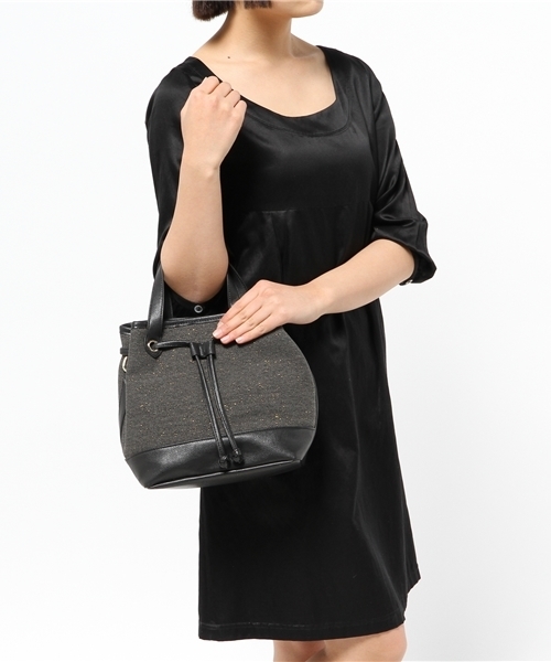 Ray BEAMS（レイビームス）の「Lara & Heart / メタリック 2WAY ショルダーバッグ（ショルダーバッグ・レディース・ブラック/その他1・ONE SIZE）」の8枚目の写真