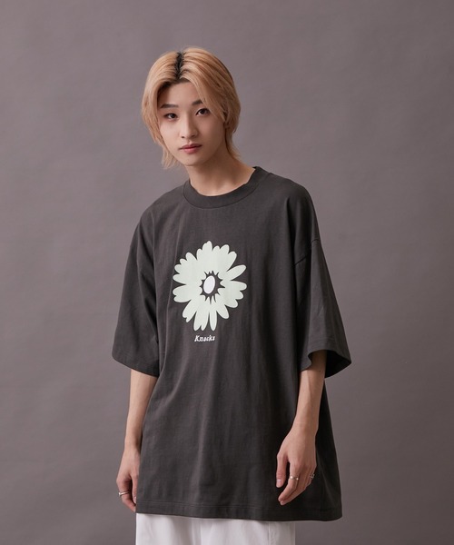 re_k by JUNRED(レクバイジュンレッド)の「【re_k by JUNRED】アブストラクトデイジー半袖Tシャツ(Tシャツ/カットソー・メンズ・チャコールグレー/ホワイト/ミント・S/M/L)」の3枚目の写真
