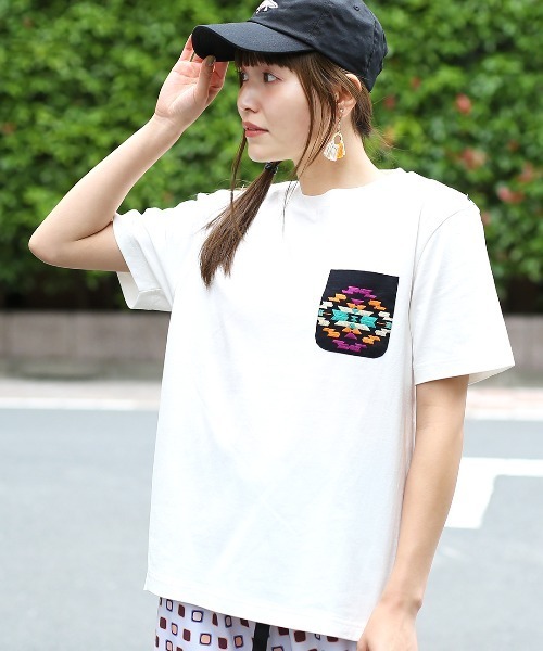 チチカカ（チチカカ）の「【ユニセックス】リメイク刺繍Ｔシャツ（Tシャツ/カットソー・メンズ・ホワイト/ブラック・MEDIUM/LARGE）」の4枚目の写真