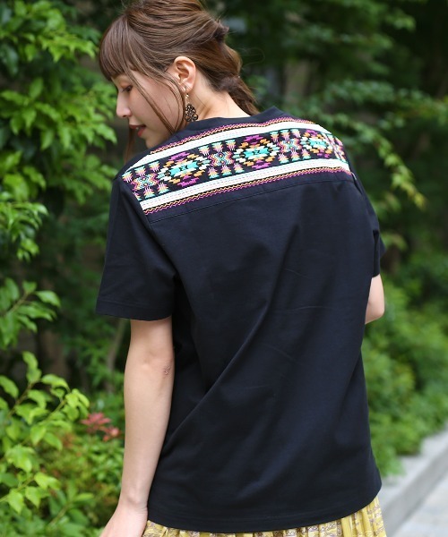 チチカカ（チチカカ）の「【ユニセックス】リメイク刺繍Ｔシャツ（Tシャツ/カットソー・メンズ・ホワイト/ブラック・MEDIUM/LARGE）」の9枚目の写真