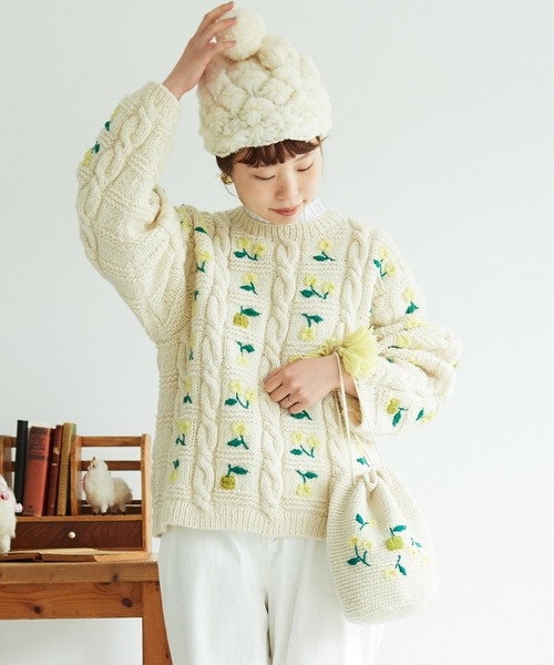 chambre de charme（シャンブルドゥシャーム）の「ペルーハンドニット りんごの花ポンポン巾着（ハンドバッグ・レディース・オフホワイト/ピンク・FREE）」の3枚目の写真