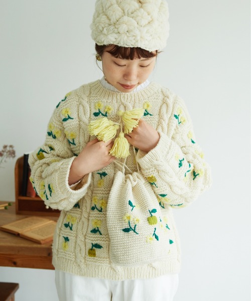 chambre de charme（シャンブルドゥシャーム）の「ペルーハンドニット りんごの花ポンポン巾着（ハンドバッグ・レディース・オフホワイト/ピンク・FREE）」の6枚目の写真