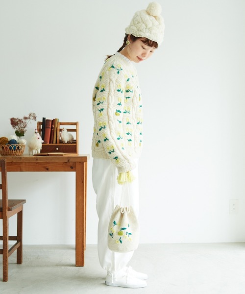 chambre de charme（シャンブルドゥシャーム）の「ペルーハンドニット りんごの花ポンポン巾着（ハンドバッグ・レディース・オフホワイト/ピンク・FREE）」の7枚目の写真
