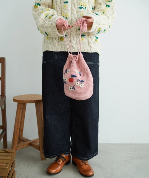 chambre de charme（シャンブルドゥシャーム）の「ペルーハンドニット りんごの花ポンポン巾着（ハンドバッグ・レディース・オフホワイト/ピンク・FREE）」の15枚目の写真