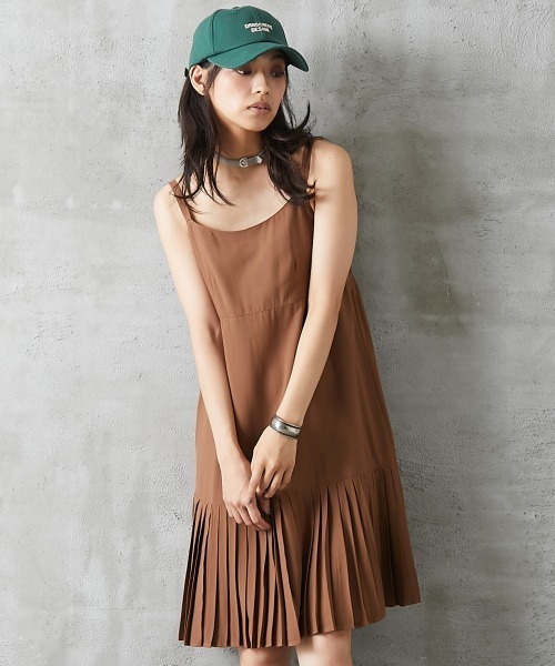GEVS.（ジェイヴィス）の「＜大きいサイズ＞ 裾プリーツキャミソールミニワンピース GEVS.（ワンピース・レディース・ブラック/モカ・3L/L/4L/5L/LL）」の7枚目の写真