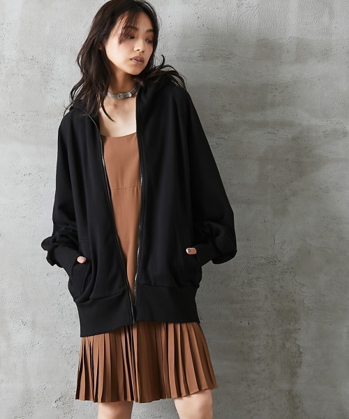 GEVS.（ジェイヴィス）の「＜大きいサイズ＞ 裾プリーツキャミソールミニワンピース GEVS.（ワンピース・レディース・ブラック/モカ・3L/L/4L/5L/LL）」の6枚目の写真