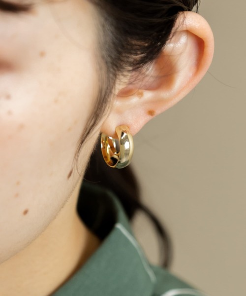 SMELLY(スメリー)の「ツインプレートフープピアス(ピアス(両耳用)・レディース・ゴールド・-)」の1枚目の写真