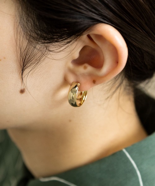 SMELLY(スメリー)の「ツインプレートフープピアス(ピアス(両耳用)・レディース・ゴールド・-)」の2枚目の写真