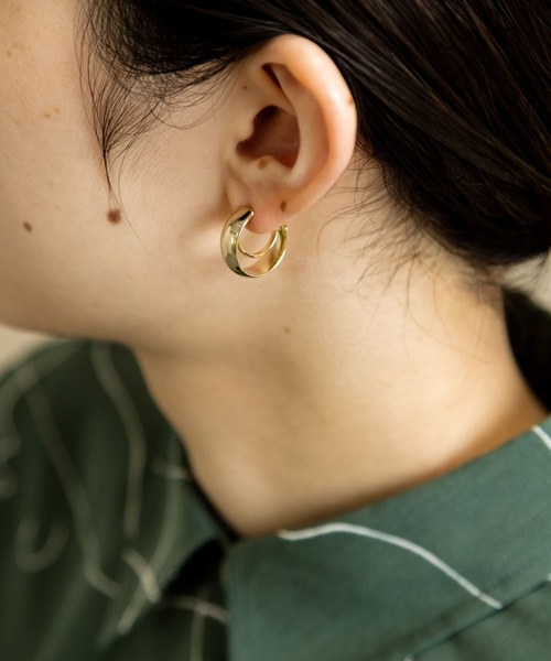 SMELLY(スメリー)の「ツインプレートフープピアス(ピアス(両耳用)・レディース・ゴールド・-)」の3枚目の写真