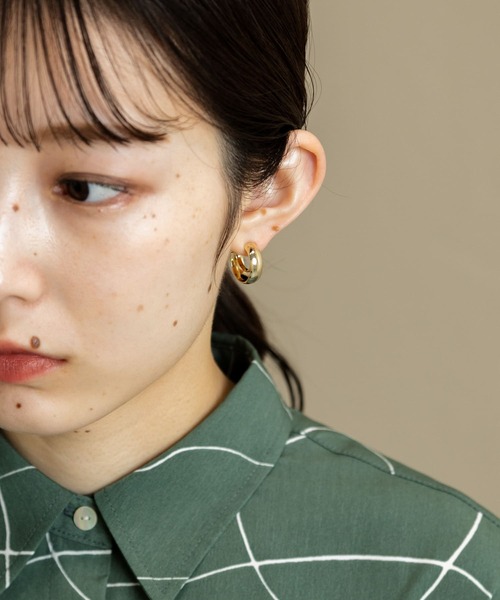 SMELLY(スメリー)の「ツインプレートフープピアス(ピアス(両耳用)・レディース・ゴールド・-)」の4枚目の写真