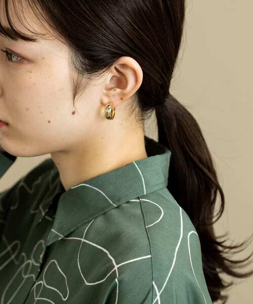 SMELLY(スメリー)の「ツインプレートフープピアス(ピアス(両耳用)・レディース・ゴールド・-)」の5枚目の写真
