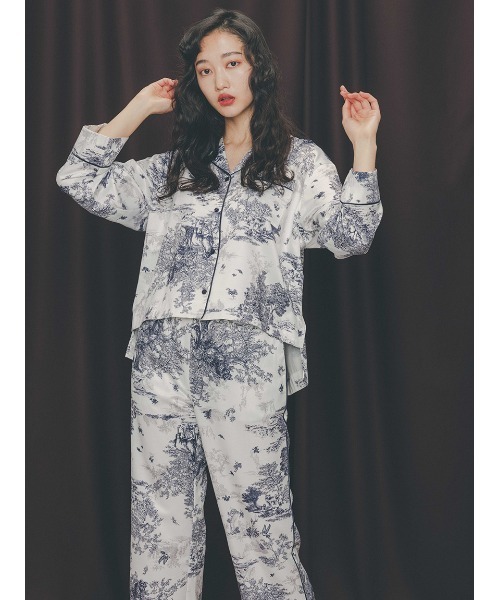 SNIDEL HOME（スナイデルホーム）の「【Warm Satin】バレンタインプリントシリーズトップス（ルームウェア/パジャマ・レディース・ピンクベージュ/ホワイト/ブラウン・FREE）」の4枚目の写真