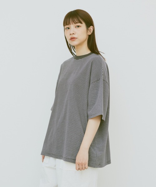flaner(フラネ)の「Loose micro border tee/ルーズマイクロボーダーT(Tシャツ/カットソー・レディース・ホワイト/チャコールグレー・MEDIUM/LARGE)」の4枚目の写真