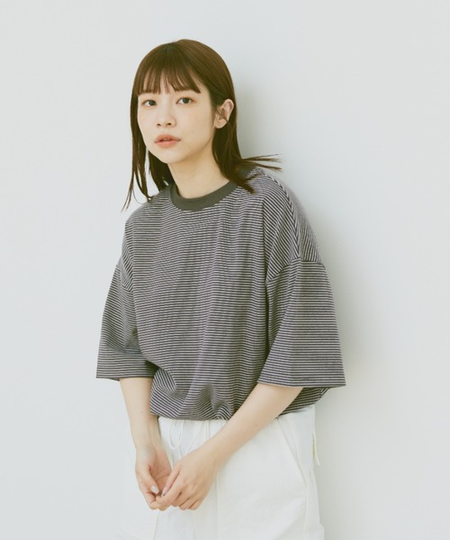 flaner(フラネ)の「Loose micro border tee/ルーズマイクロボーダーT(Tシャツ/カットソー・レディース・ホワイト/チャコールグレー・MEDIUM/LARGE)」の15枚目の写真