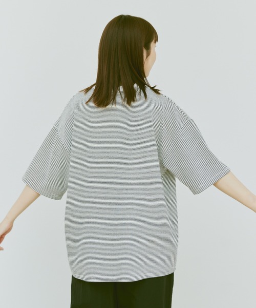 flaner(フラネ)の「Loose micro border tee/ルーズマイクロボーダーT(Tシャツ/カットソー・レディース・ホワイト/チャコールグレー・MEDIUM/LARGE)」の20枚目の写真