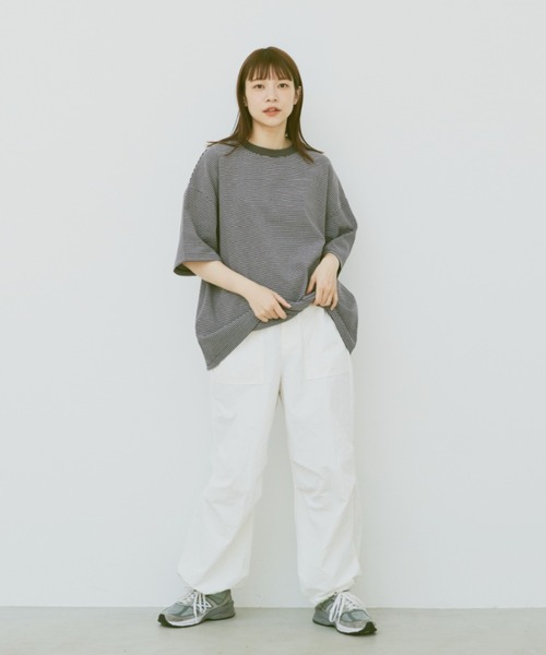 flaner(フラネ)の「Loose micro border tee/ルーズマイクロボーダーT(Tシャツ/カットソー・レディース・ホワイト/チャコールグレー・MEDIUM/LARGE)」の10枚目の写真