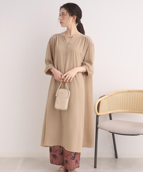 SHOO・LA・RUE（シューラルー）の「◆【体型カバー】上品なシボ感が大人な印象 多ボタンワンピース（ワンピース・レディース・ベージュ/ネイビー系6/ブラック・00）」の6枚目の写真