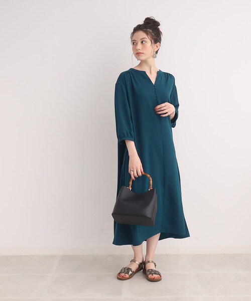 SHOO・LA・RUE（シューラルー）の「◆【体型カバー】上品なシボ感が大人な印象 多ボタンワンピース（ワンピース・レディース・ベージュ/ネイビー系6/ブラック・00）」の9枚目の写真