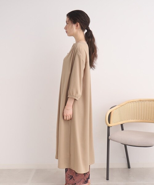 SHOO・LA・RUE（シューラルー）の「◆【体型カバー】上品なシボ感が大人な印象 多ボタンワンピース（ワンピース・レディース・ベージュ/ネイビー系6/ブラック・00）」の22枚目の写真