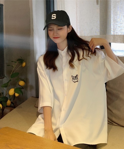 MGV(エムジーヴィー)の「ワンポイントキャットシャツ(シャツ/ブラウス・レディース・ホワイト/ブラック・MEDIUM/LARGE/X-LARGE)」の2枚目の写真
