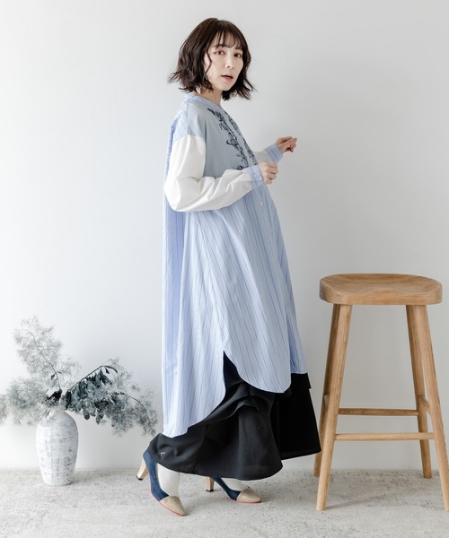 iS ScoLar（イズスカラー）の「532033：線描き花蝶刺繍