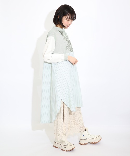 iS ScoLar（イズスカラー）の「532033：線描き花蝶刺繍