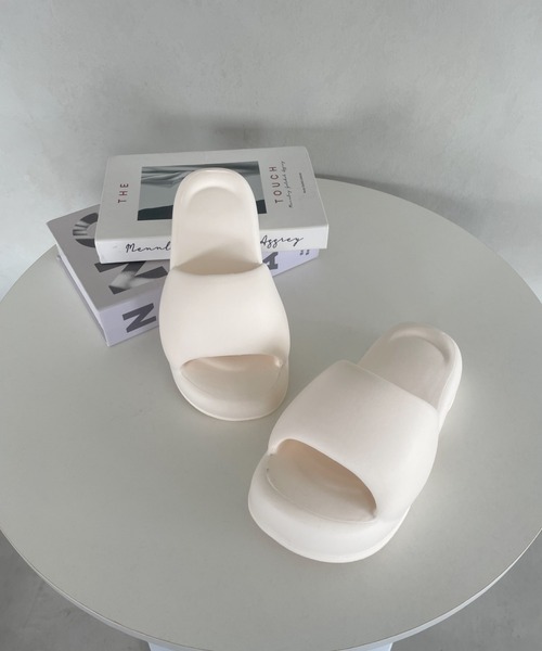 CLEA(クレア)の「ボリュームパフィー厚底サンダル(サンダル・レディース・ライラック/ブラック/ピンク/ホワイト/ライトグリーン・24.5cm/23.5cm)」の1枚目の写真